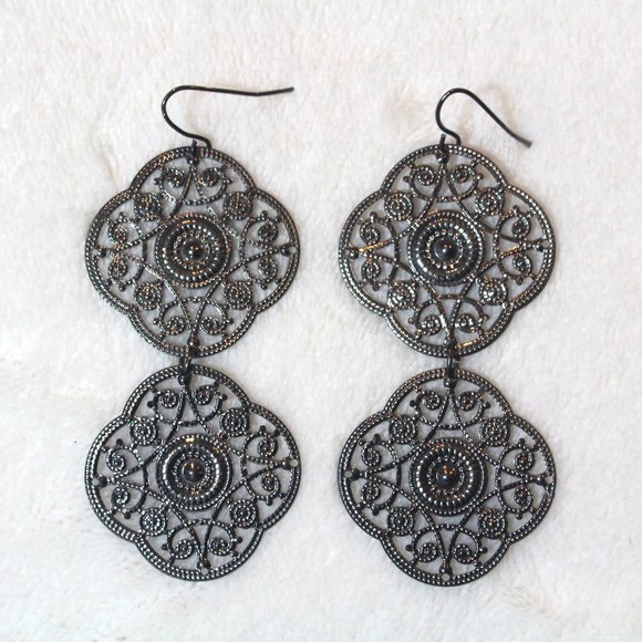 Jewelry - 💖Black Filigree Cut-out Dangle Light Weight Medallion Indie Earrings